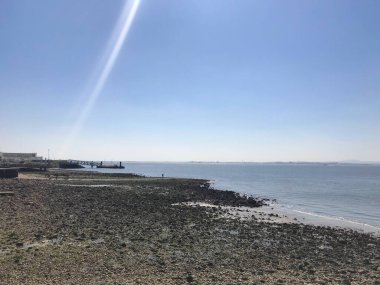 Lizbon, Portekiz 'de Cais das Colunas yakınlarındaki Tagus Nehri manzarası