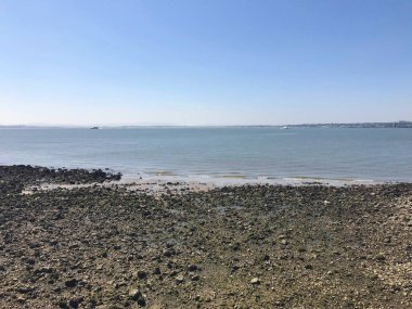 Lizbon, Portekiz 'de Cais das Colunas yakınlarındaki Tagus Nehri manzarası