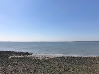 Lizbon, Portekiz 'de Cais das Colunas yakınlarındaki Tagus Nehri manzarası