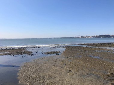 Lizbon, Portekiz 'de Cais das Colunas yakınlarındaki Tagus Nehri manzarası