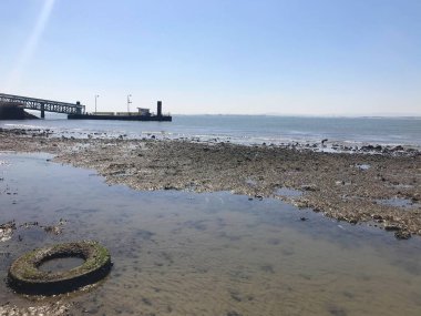 Lizbon, Portekiz 'de Cais das Colunas yakınlarındaki Tagus Nehri manzarası