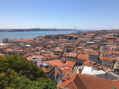 Lizbon 'da Alfama' nın kırmızı çatıları ve Tagus Nehri 'nin havadan görünüşü