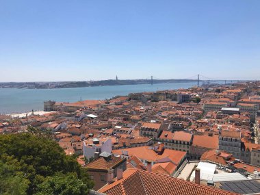 Lizbon 'da Alfama' nın kırmızı çatıları ve Tagus Nehri 'nin havadan görünüşü