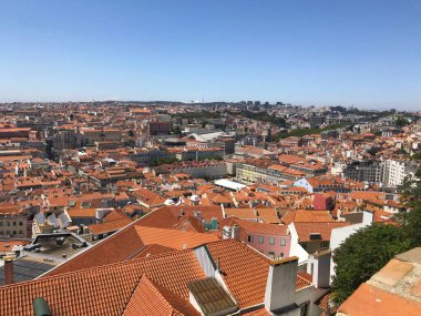 Lizbon 'da Alfama' nın kırmızı çatıları ve Tagus Nehri 'nin havadan görünüşü