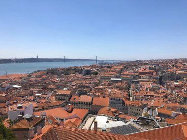 Lizbon 'da Alfama' nın kırmızı çatıları ve Tagus Nehri 'nin havadan görünüşü