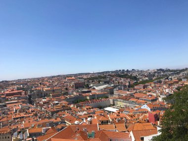 Lizbon 'da Alfama' nın kırmızı çatıları ve Tagus Nehri 'nin havadan görünüşü