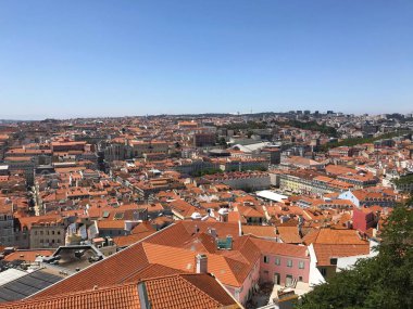 Lizbon 'da Alfama' nın kırmızı çatıları ve Tagus Nehri 'nin havadan görünüşü