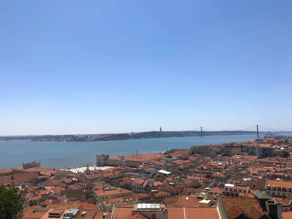 葡萄牙里斯本Alfama和Tagus河红色屋顶的空中景观 — 图库照片