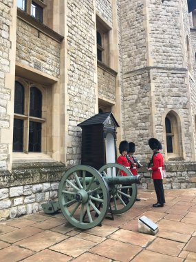 İngiltere 'deki Londra Kalesi' nde nöbetçi.