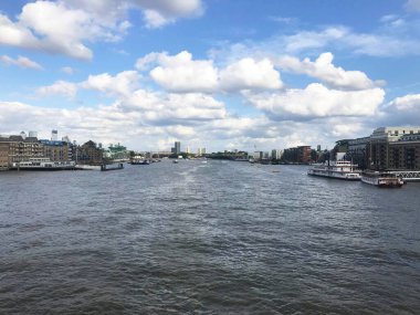 İngiltere 'de Londra şehri ufuk çizgisi ve Thames Nehri.