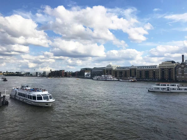 ロンドン市内のスカイラインとイギリスのテムズ川 — ストック写真