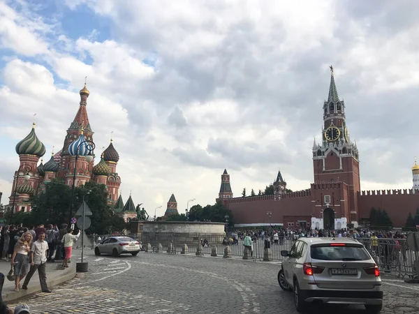 圣十字座堂俄罗斯莫斯科红场的罗勒和克里姆林宫塔 — 图库照片