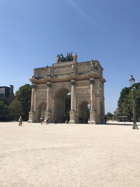 Zafer Takı du Atlıkarınca, Fransa 'nın Paris şehrinde Atlıkarınca Meydanı' nda zafer kemeri.