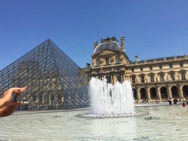 Louvre Sarayı Müzesi Paris, Fransa 'daki piramidin yanında.