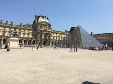 Louvre Sarayı Müzesi Paris, Fransa 'daki piramidin yanında.