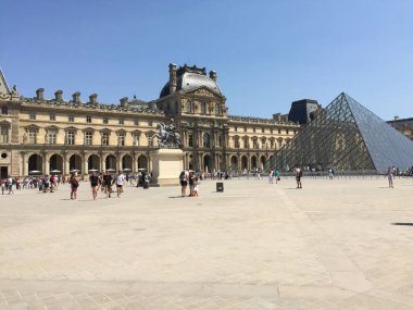 Louvre Sarayı Müzesi Paris, Fransa 'daki piramidin yanında.