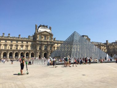 Louvre Sarayı Müzesi Paris, Fransa 'daki piramidin yanında.