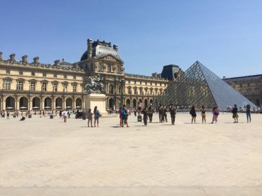 Louvre Sarayı Müzesi Paris, Fransa 'daki piramidin yanında.
