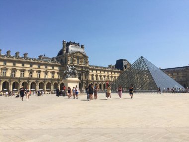 Louvre Sarayı Müzesi Paris, Fransa 'daki piramidin yanında.
