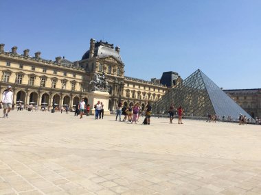Louvre Sarayı Müzesi Paris, Fransa 'daki piramidin yanında.