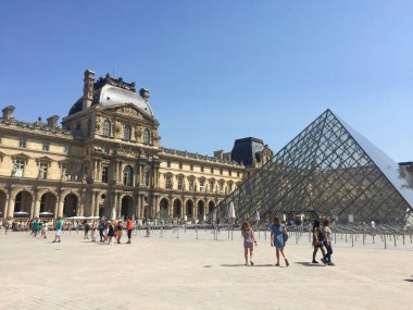 Louvre Sarayı Müzesi Paris, Fransa 'daki piramidin yanında.