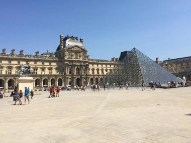 Louvre Sarayı Müzesi Paris, Fransa 'daki piramidin yanında.