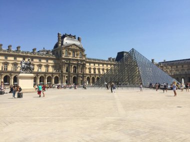 Louvre Sarayı Müzesi Paris, Fransa 'daki piramidin yanında.