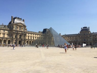 Louvre Sarayı Müzesi Paris, Fransa 'daki piramidin yanında.