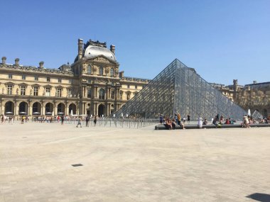 Louvre Sarayı Müzesi Paris, Fransa 'daki piramidin yanında.