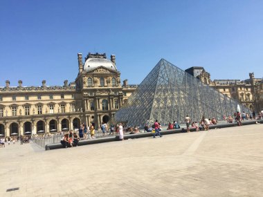 Louvre Sarayı Müzesi Paris, Fransa 'daki piramidin yanında.