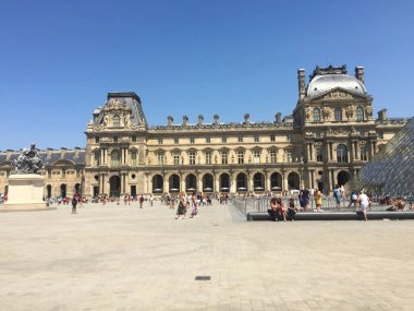Louvre Sarayı Müzesi Paris, Fransa 'daki piramidin yanında.