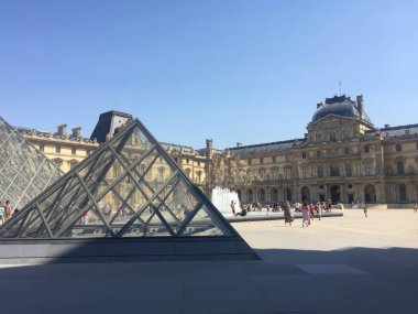 Louvre Sarayı Müzesi Paris, Fransa 'daki piramidin yanında.