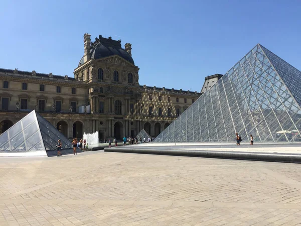 Louvre Sarayı Müzesi Paris, Fransa 'daki piramidin yanında.