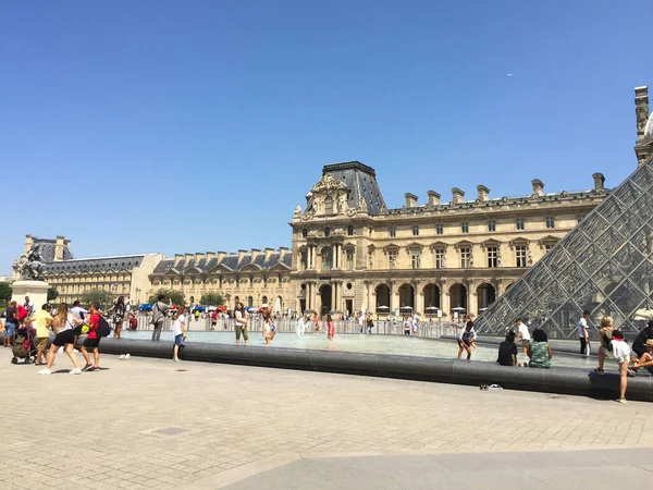 フランス パリのピラミッドの近くのルーブル宮殿博物館 — ストック写真