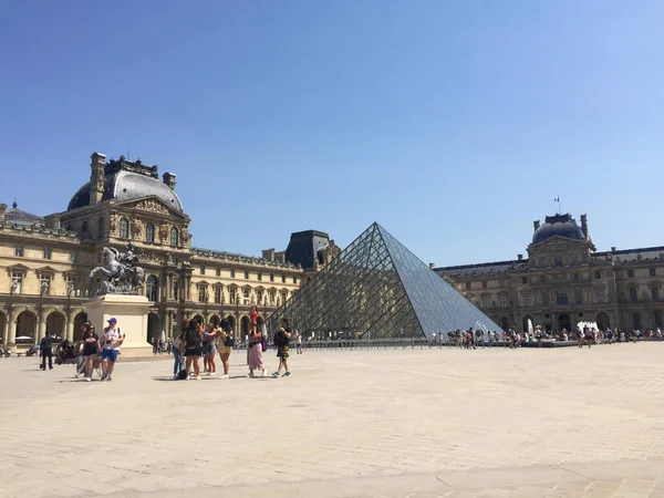 Музей Лувр Пирамид Париже Франция — стоковое фото