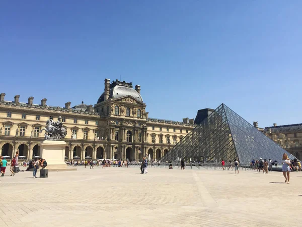 Louvre Sarayı Müzesi Paris, Fransa 'daki piramidin yanında.