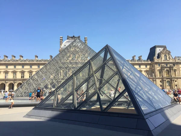 Louvre Sarayı Müzesi Paris Fransa Daki Piramidin Yanında — Stok fotoğraf