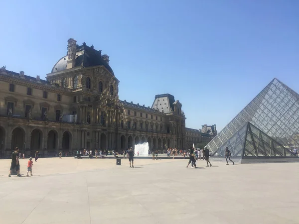 フランス パリのピラミッドの近くのルーブル宮殿博物館 — ストック写真