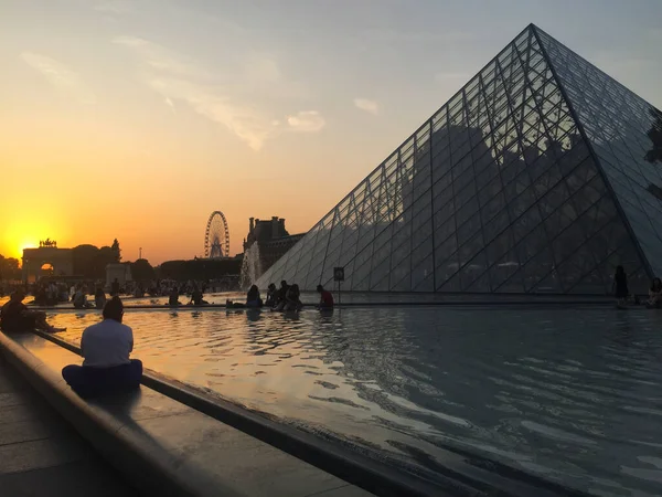 Louvre Sarayı Müzesi Paris, Fransa 'daki piramidin yanında.