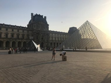 Louvre Sarayı Müzesi Paris, Fransa 'daki piramidin yanında.