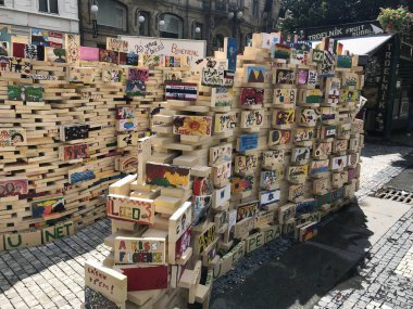 Prag, Çek Cumhuriyeti - 08 / 15 / 2019: insanlar tarafından boyanmış tuğlalardan oluşan bir tuğla duvar