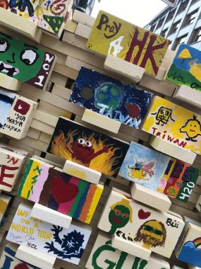 Prag, Çek Cumhuriyeti - 08 / 15 / 2019: insanlar tarafından boyanmış tuğlalardan oluşan bir tuğla duvar