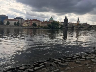 Çek Cumhuriyeti Prag 'da Vltava Nehri ve Charles Köprüsü