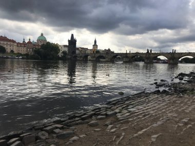Çek Cumhuriyeti Prag 'da Vltava Nehri ve Charles Köprüsü