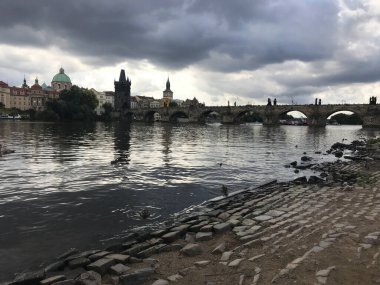 Çek Cumhuriyeti Prag 'da Vltava Nehri ve Charles Köprüsü