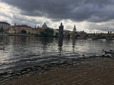 Çek Cumhuriyeti Prag 'da Vltava Nehri ve Charles Köprüsü