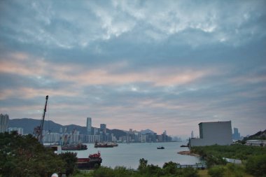 Yau Tong, Hong Kong - 10 / 26 / 2020: Günbatımında şehir silueti, Victoria Limanı manzarası, Yau Tong, Kowloon, Hong Kong