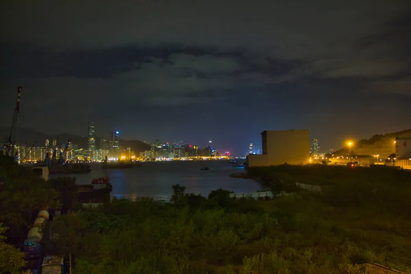 香港油塘 2020年8月11日 由九龙油塘至维多利亚港的夜景 — 图库照片