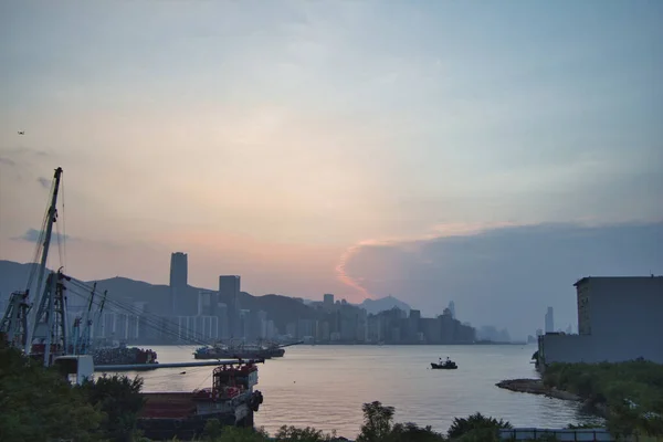 香港油塘 2020 日落时的城市天际线 由香港九龙油塘至维多利亚港 — 图库照片