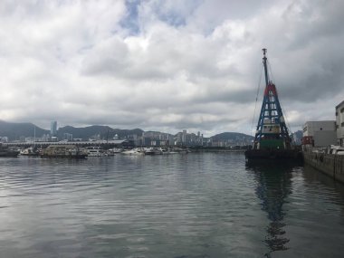 Kwun Tong Gezinti Alanı 'ndan deniz manzarası. Kwun Tong, New Kowloon, Hong Kong' da bir şehir parkı.